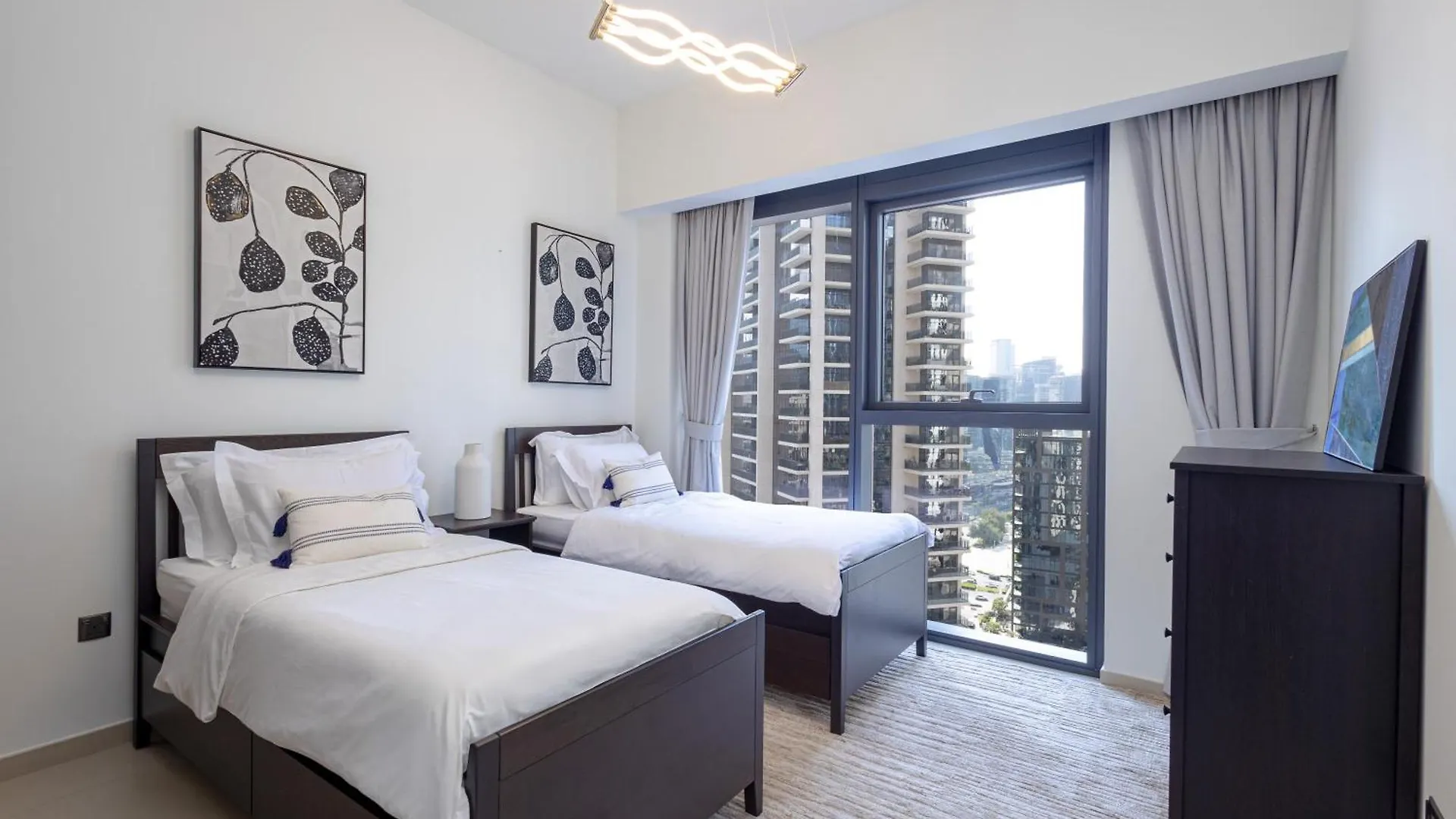 Apartment Steps To Dubai Mall & Burj, Ideal Home In Downtown