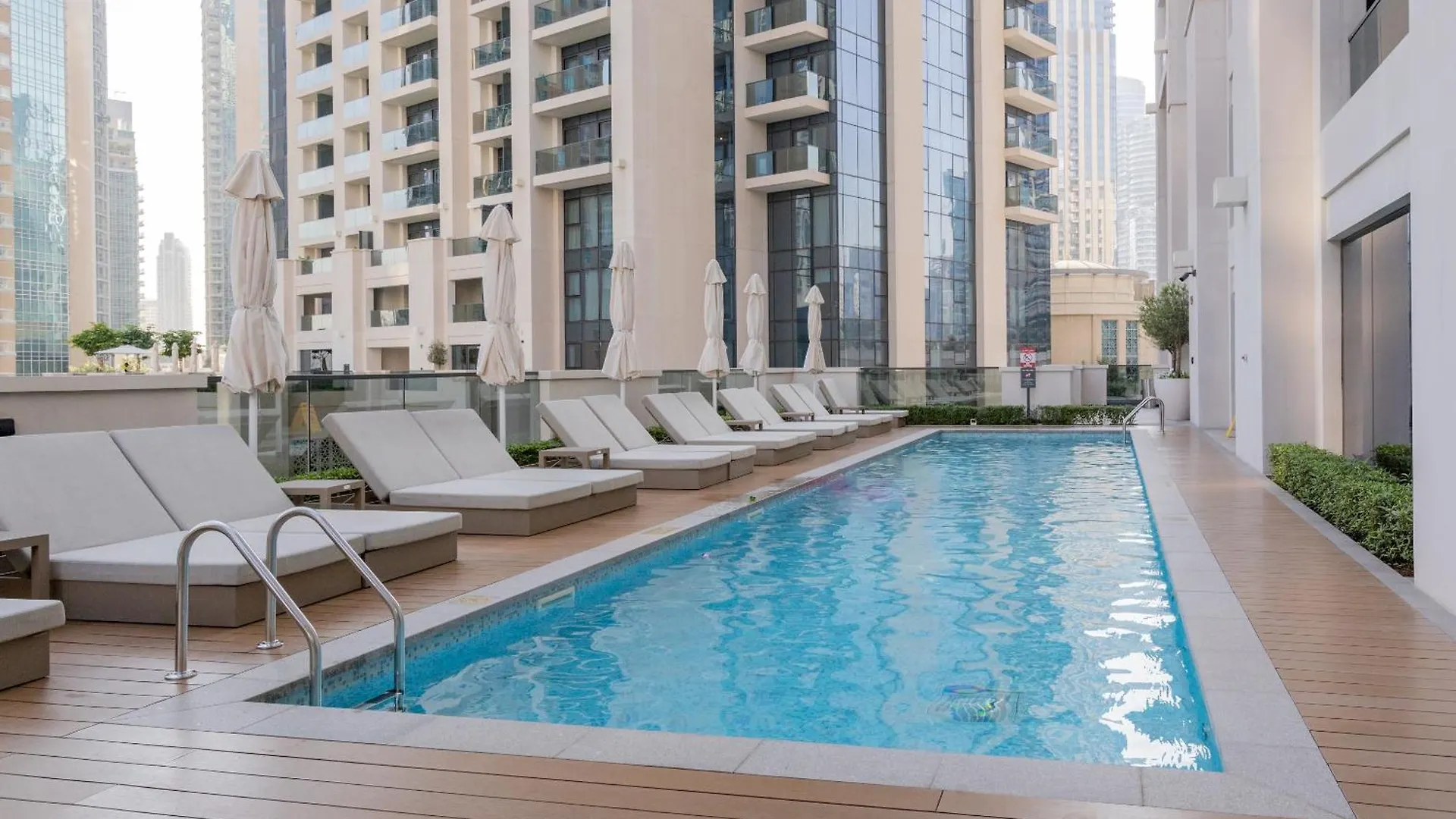 Steps To Dubai Mall & Burj, Ideal Home In Downtown Lägenhet